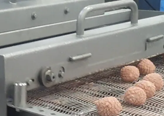 Albóndigas en la cinta de salida de una máquina RM Sertec