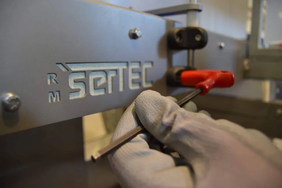 Placa de RM Sertec en una máquina durante su montaje