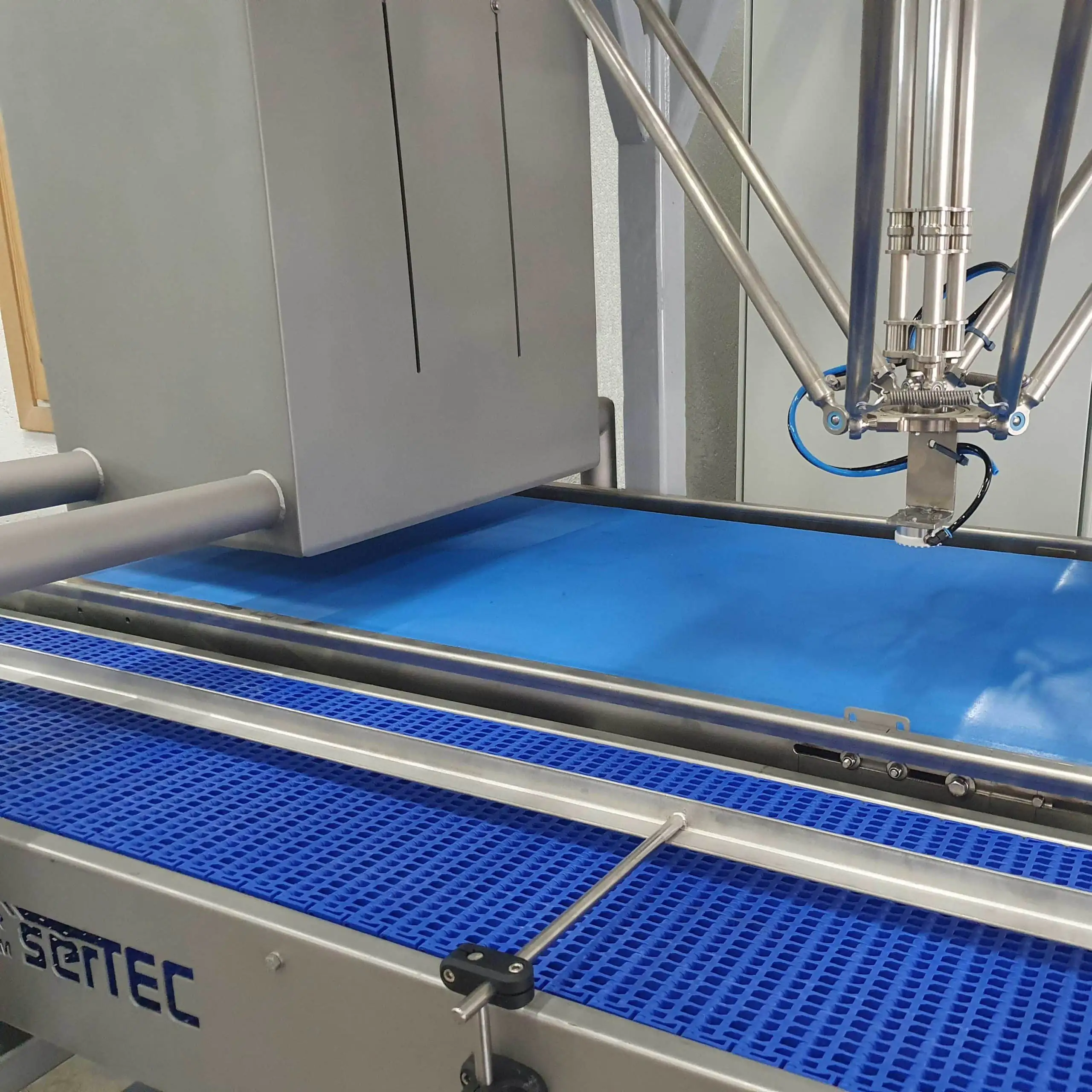 Maquinaria-recubrimiento-bandejas-productos Máquina robótica para la carga robotizada de diferentes productos en bandejas, cajas u otros recipientes.